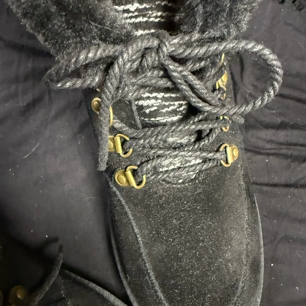 Lamo Women's Black Fur-Lined lace up Boots Sz 9 NEW